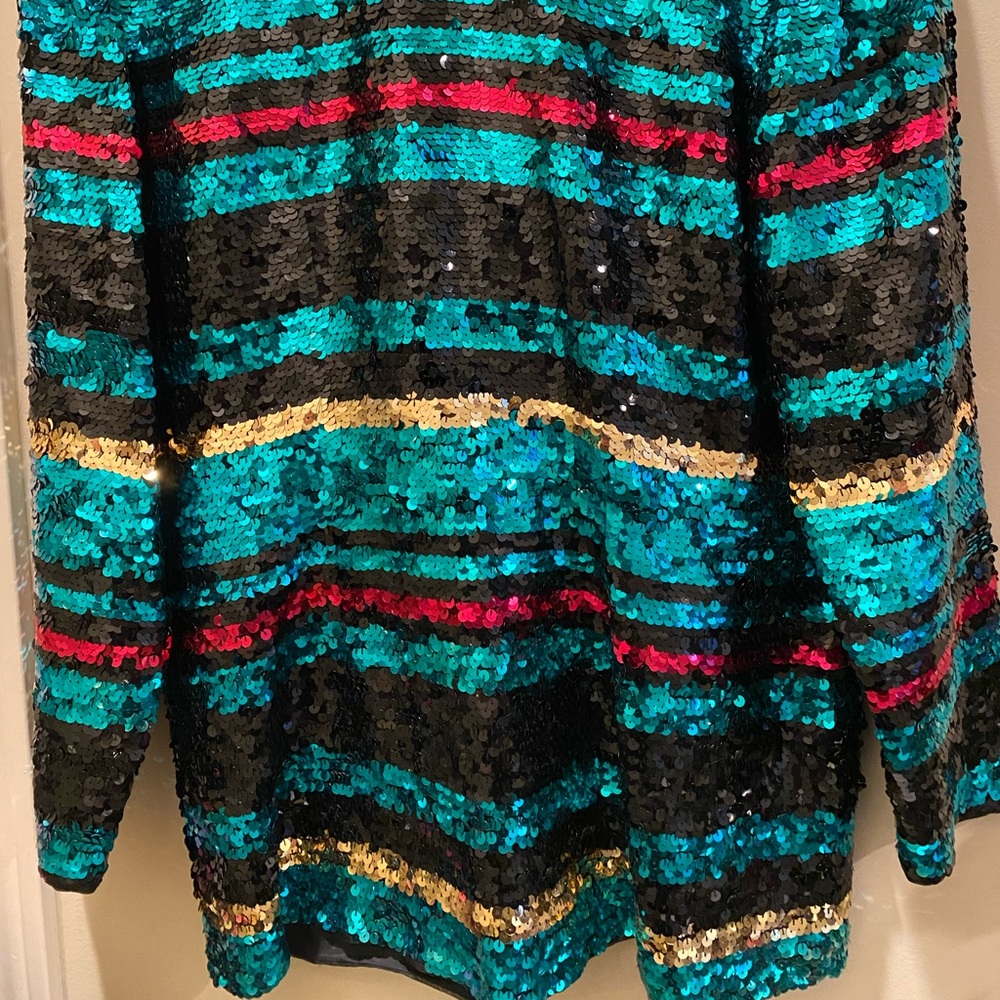 Made by Black Tie,  this is sequin top in great condition!  Size Medium